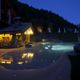 Il laghetto alpino dell'Eco Wellness Notre Maison a Cogne di notte - Valle d'Aosta